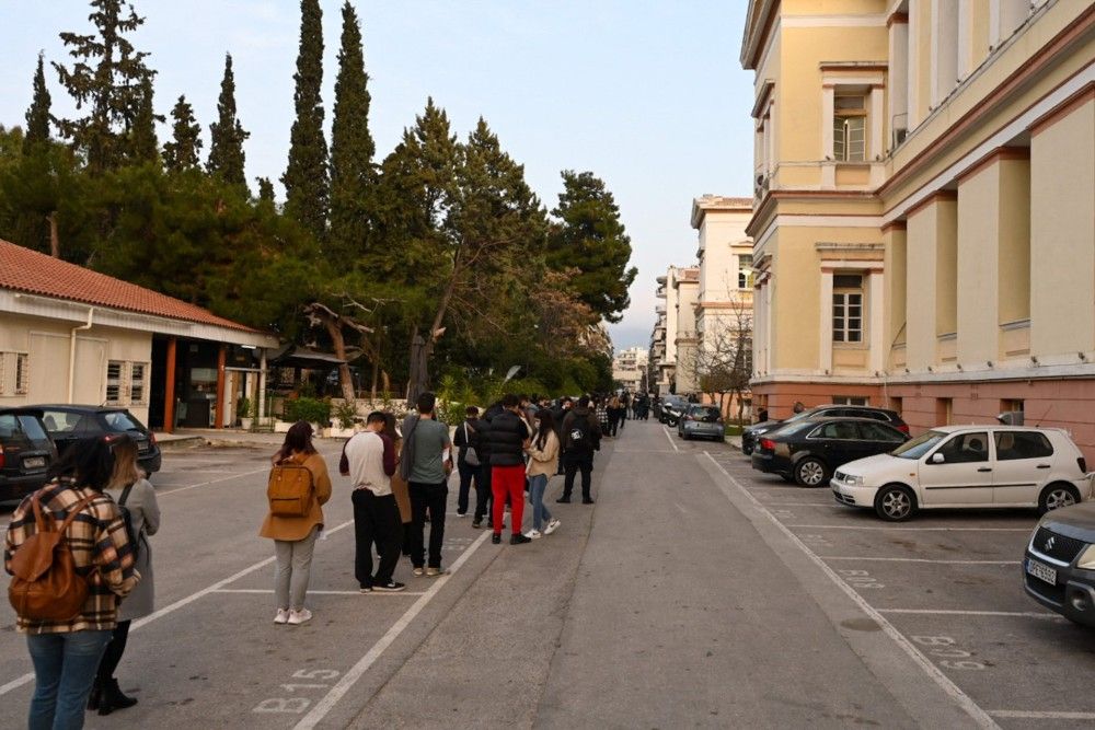 Πρωτοφανής προσέλευση στα κέντρα αιμοδοσίας για τους τραυματίες στα Τέμπη