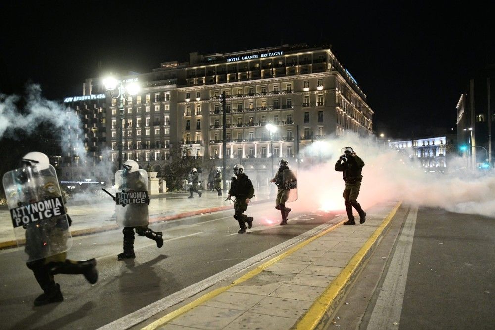 Επεισόδια στην πορεία διαμαρτυρίας στην Αθήνα &#8211;  Έκαψαν περιπολικό, τέσσερις προσαγωγές από ΕΛ.ΑΣ