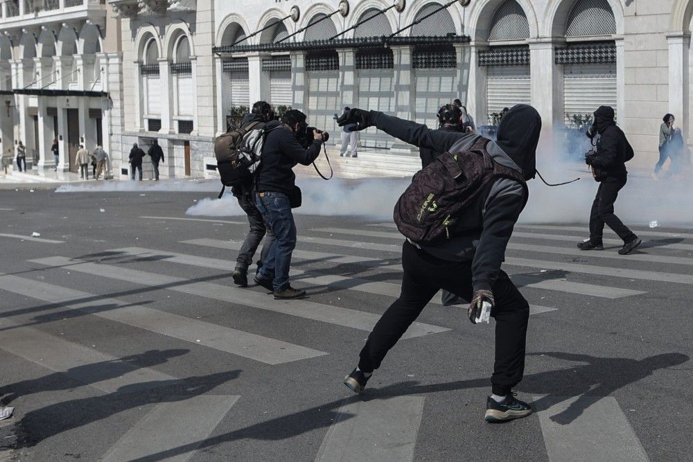 Επεισόδια στο Σύνταγμα: Μολότοφ, πέτρες και μάρμαρα στη συγκέντρωση για την τραγωδία στα Τέμπη