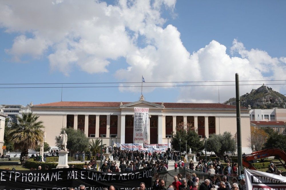 Πλήθος κόσμου στις συγκεντρώσεις για τα Τέμπη &#8211; Κλειστοί δρόμοι &#8211; Πώς λειτουργούν τραμ και μετρό