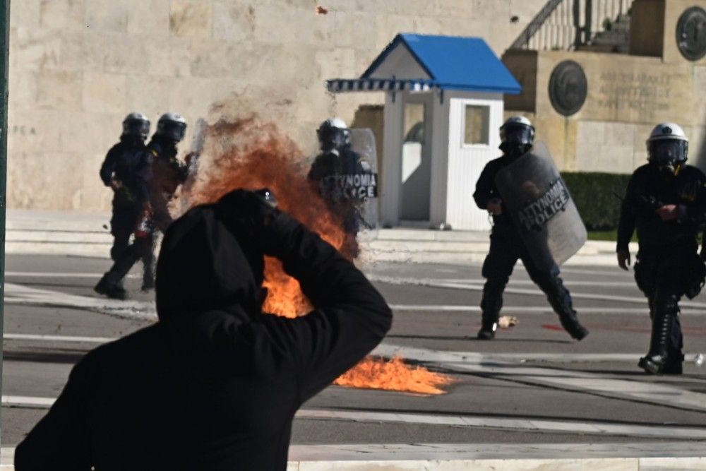 Επεισόδια στο κέντρο &#8211; Επίθεση κουκουλοφόρων με μολότοφ και πέτρες