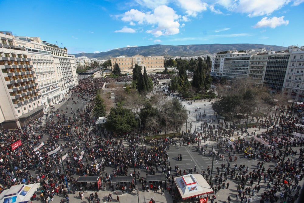 ΕΛ.ΑΣ.: Πάνω από 40.000 άτομα συμμετείχαν στην πορεία στο Σύνταγμα – 26 προσαγωγές και 15 συλλήψεις