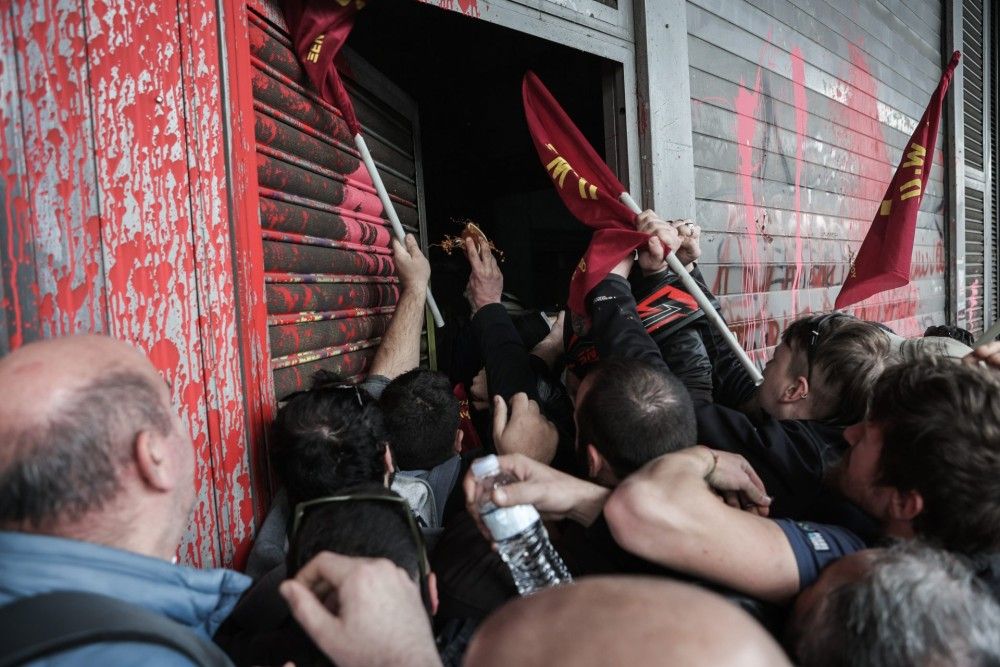 Απίστευτο&#33; Το ΠΑΜΕ έκανε ντου και μετά κατήγγειλε  &#8220;επίθεση&#8221; των&#8230; ΜΑΤ (Βίντεο)