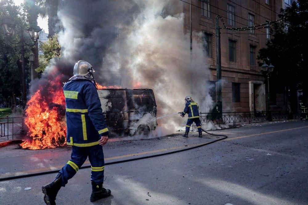 Ανείπωτη&#8230; υποκρισία: Έτσι τιμούν τους νεκρούς των Τεμπών