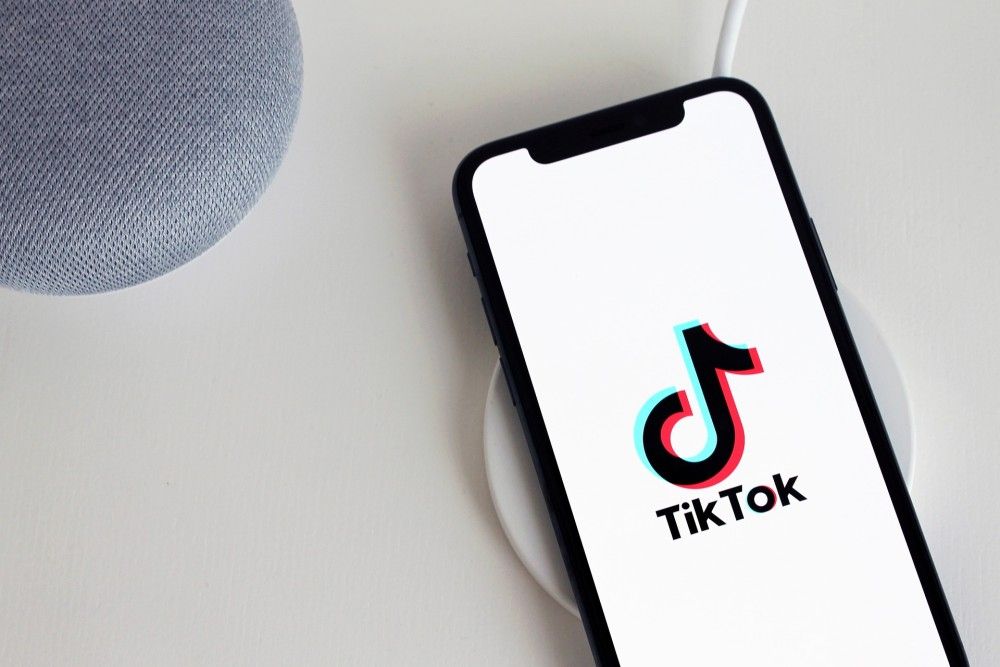 TikTok: Βάζει όρια για τον χρόνο παρακολούθησης των ανήλικων χρηστών