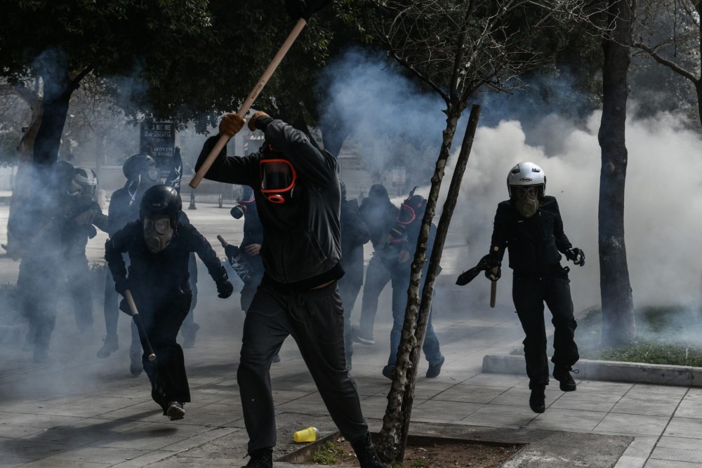 Κουκουλοφόροι &#8220;έσπασαν&#8221; το αυτοκίνητο της Γεροβασίλη &#8211; Τραυματίστηκε ο αστυνομικός της