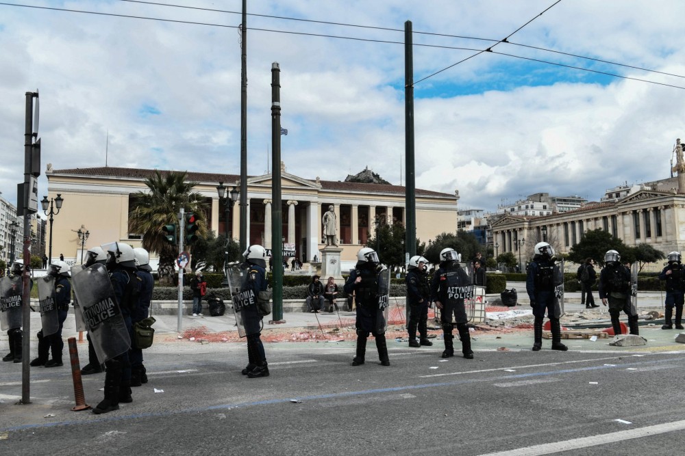 Νέα επεισόδια κουκουλοφόρων στα Προπύλαια