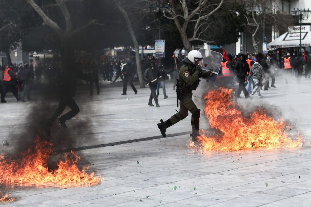 Ο ΣΥΡΙΖΑ και οι «αγνοί» κουκουλοφόροι με τις μολότοφ