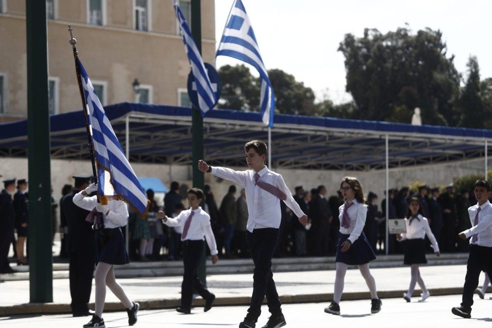 25η Μαρτίου: Ξεκίνησε η παρέλαση στην Αθήνα &#8211; Κυκλοφοριακές ρυθμίσεις &#8211; Κλειστό το Μετρό στο Σύνταγμα