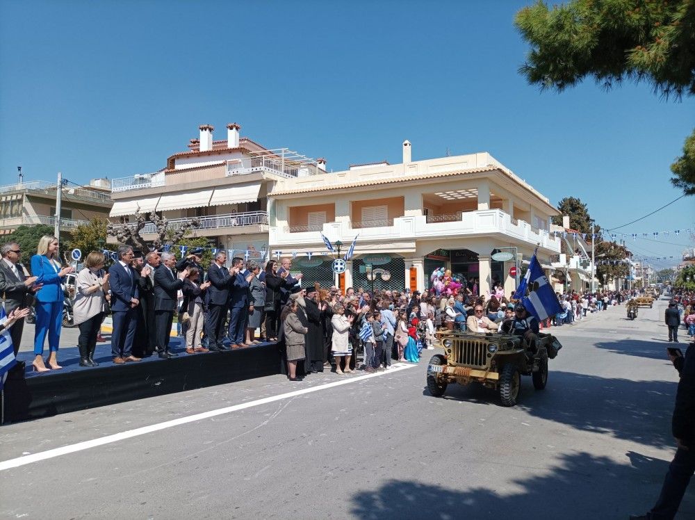 Δήμος Παιανίας: Ιστορικά πολεμικά οχήματα έδωσαν το παρών στην παρέλαση της 25ης Μαρτίου (pics)