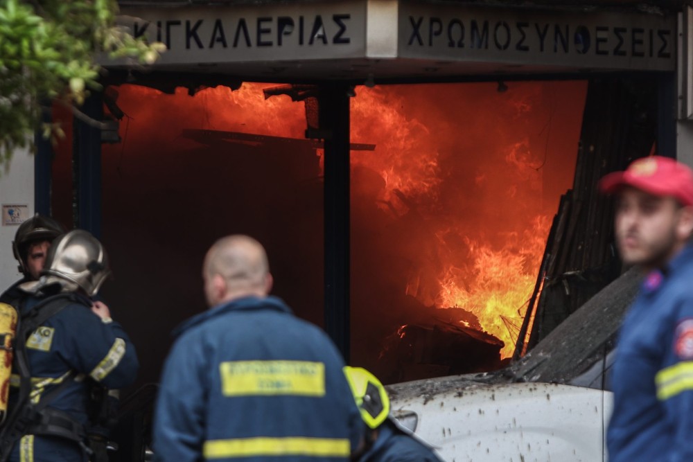 Φωτιά σε χρωματοπωλείο στο ισόγειο πολυκατοικίας στον Πειραιά &#8211; Επί τόπου η πυροσβεστική