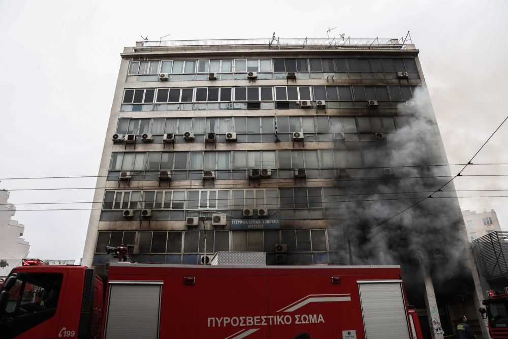 Υπό έλεγχο η φωτιά στο ισόγειο πολυκατοικίας στον Πειραιά