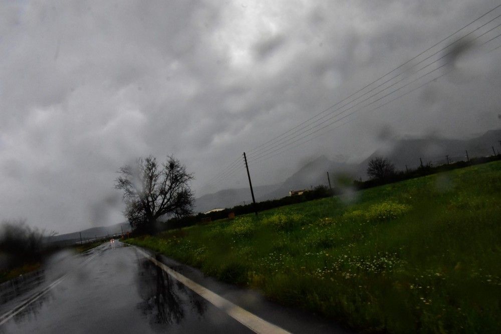 Με βροχές και καταιγίδες συνεχίζεται και σήμερα η κακοκαιρία ILINA