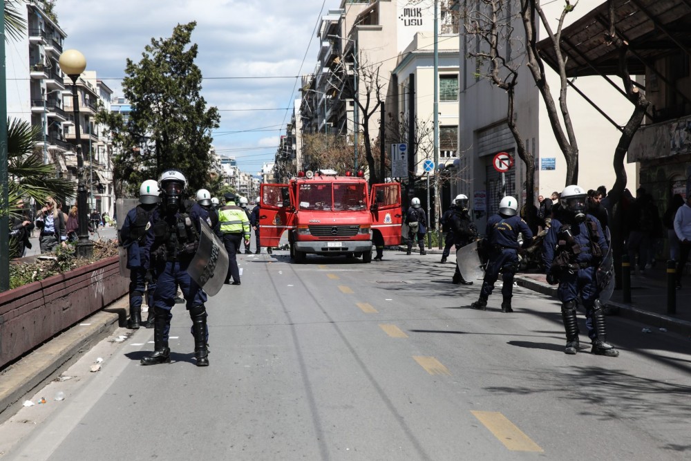 Συνελήφθη ο αστυνομικός που πυροβόλησε στον αέρα στη διάρκεια επεισοδίων στην ΑΣΟΕΕ