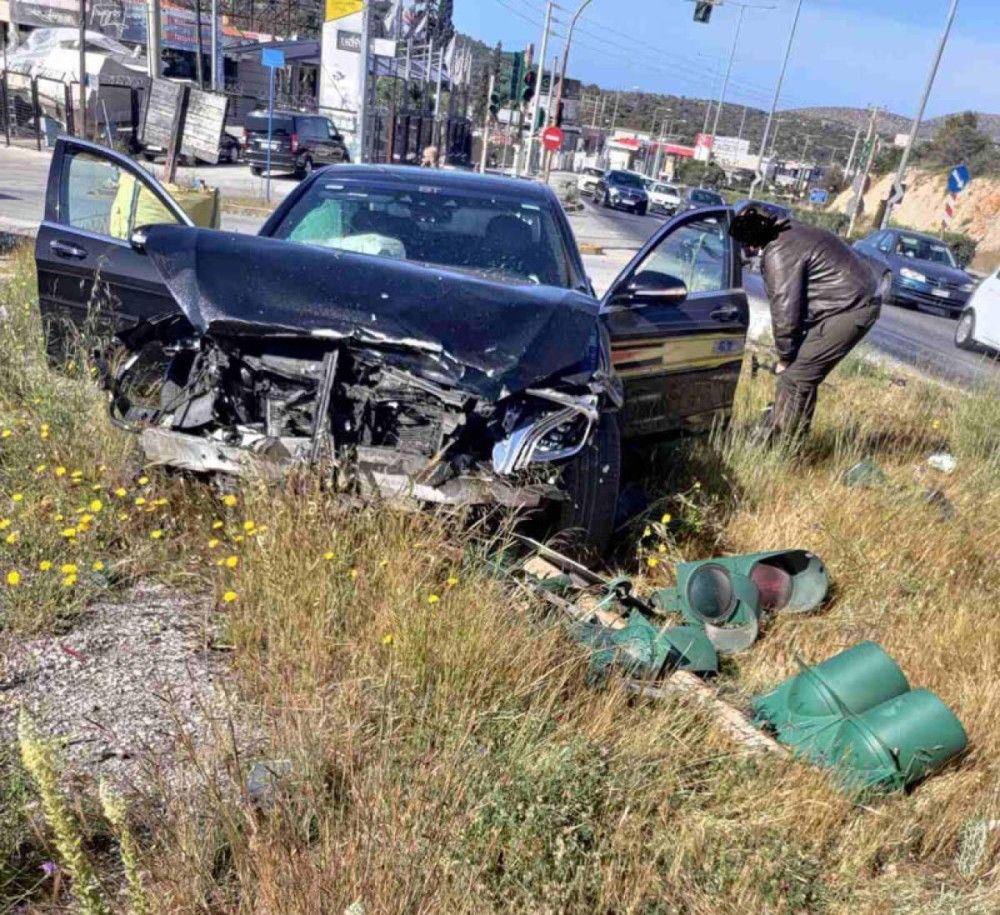 Βάρης Κορωπίου &#8211; Όχημα παραβίασε το κόκκινο, νεκρή μία γυναίκα