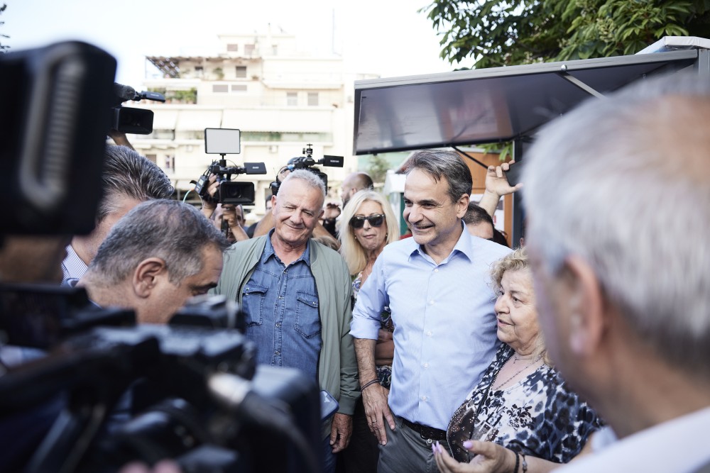 Στο Μοσχάτο ο Κυριάκος Μητσοτάκης - Βόλτα στους δρόμους και συνομιλίες με πολίτες και καταστηματάρχες