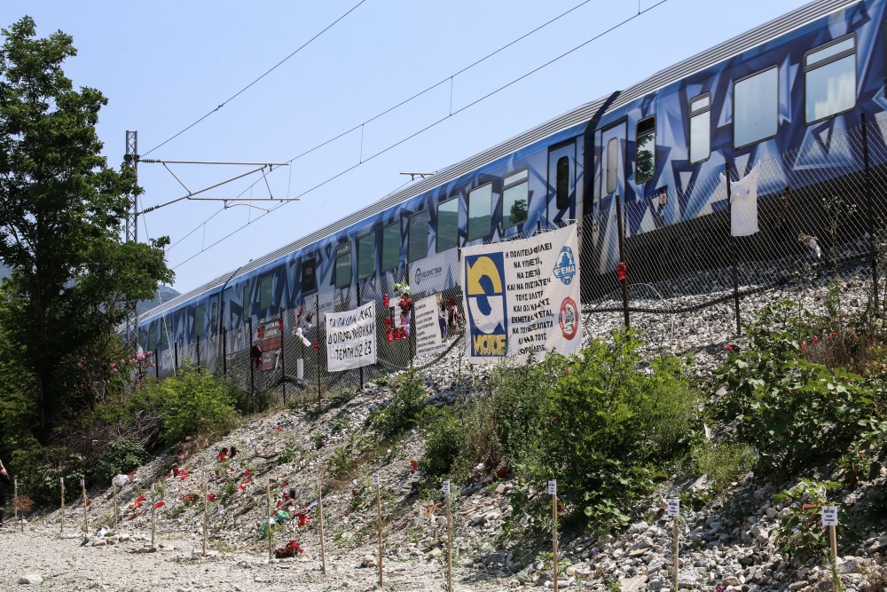 Τέμπη: Δίνει μάχη ο μοναδικός επιζών του πρώτου βαγονιού