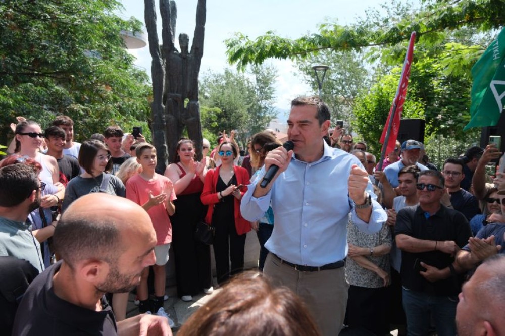 Τρεις κι... ο κούκος στην ομιλία Τσίπρα στη Νέα Ιωνία Βόλου