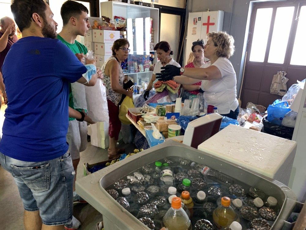 Φωτιά στη Ρόδο: κύμα αλληλεγγύης από τους κατοίκους στους τουρίστες