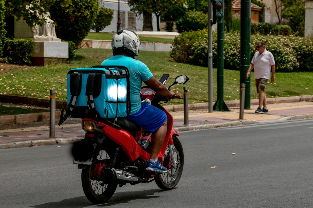 Καύσωνας «Κλέων»: χωρίς delivery μέχρι τις 5 το απόγευμα