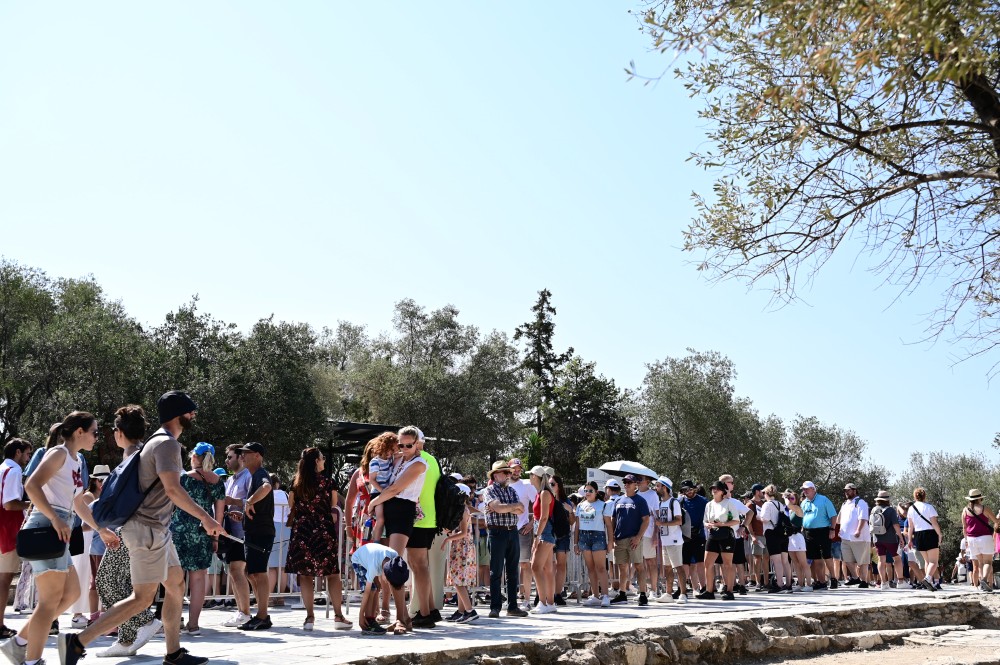 Καύσωνας: κλειστή η Ακρόπολη 12:00 έως 17:00 - Tουρίστρια αισθάνθηκε αδιαθεσία