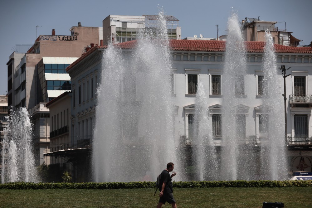 Σε κλοιό καύσωνα η χώρα: στους 44 βαθμούς Κελσίου ο υδράργυρος