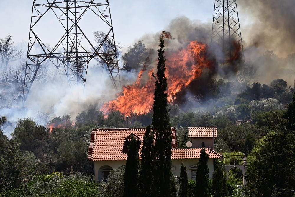 Μεγάλη φωτιά στον Κουβαρά - Εκκενώνονται Λαγονήσι, Σαρωνίδα, Ανάβυσσος