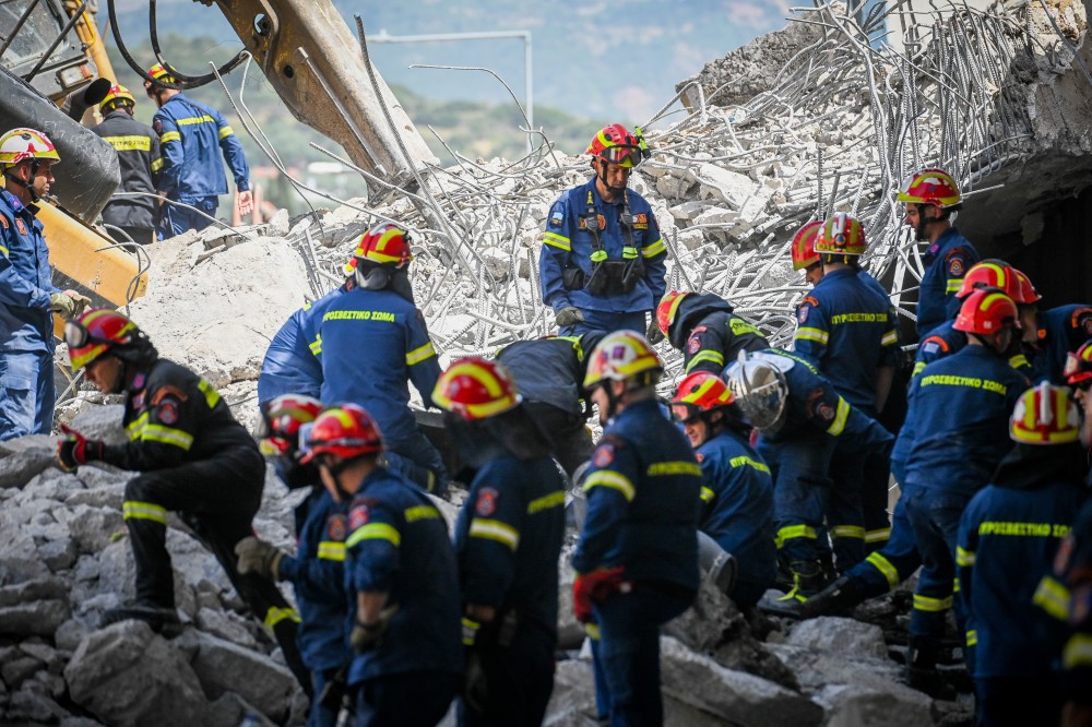 Πάτρα: συνεχίζονται οι έρευνες στα συντρίμμια της γέφυρας που κατέρρευσε