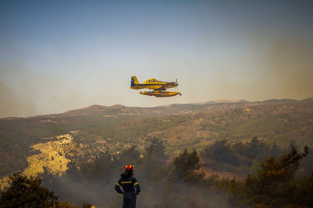 Φωτιές: σε ύφεση στη Ρόδο - Οριοθετήθηκε στην Υλίκη - Ενεργά μέτωπα σε Κάρυστο, Αίγιο και Κέρκυρα