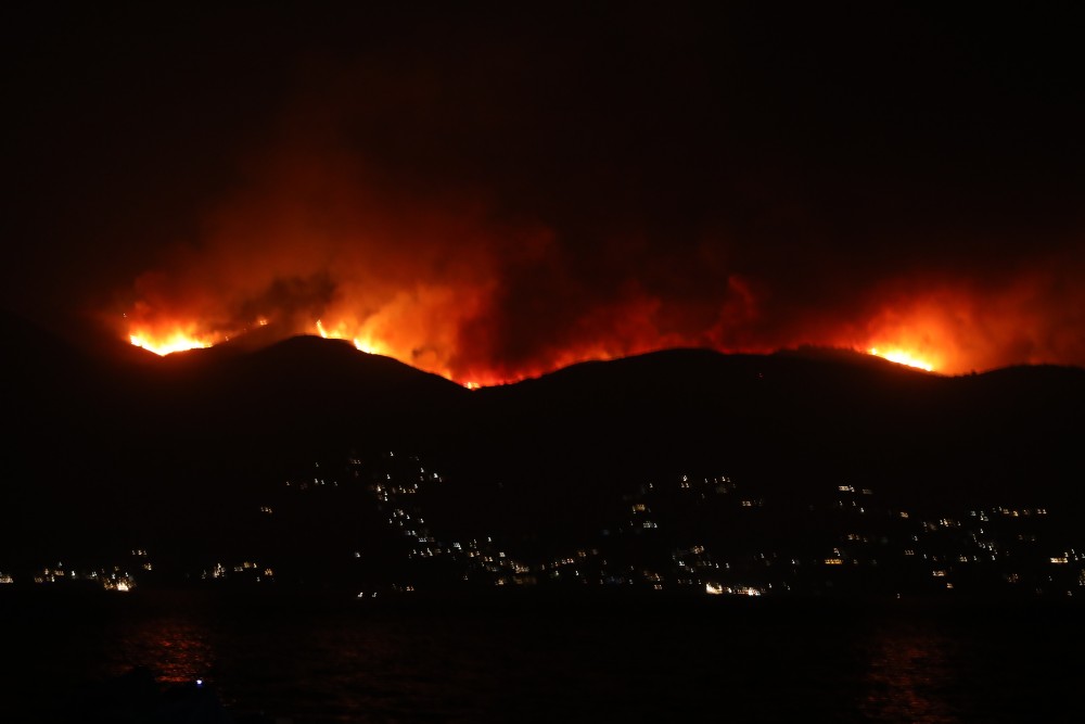 Κέρκυρα: Οι φλόγες «απειλούν» τα πρώτα σπίτια στον οικισμό Μέγκουλα