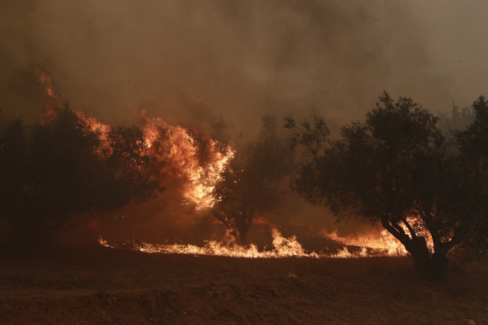 Νέες φωτιές σε Λέσβο και Χαλκιδική - Υπό μερικό έλεγχο στα Καλύβια