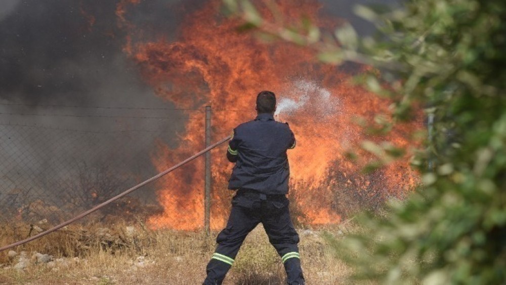 Αυξάνονται συνεχώς οι πυροσβεστικές δυνάμεις για την κατάσβεση της πυρκαγιάς στη Μελία