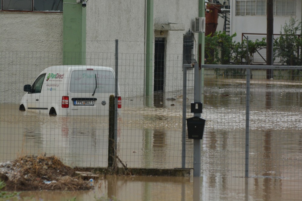 Δραματικές ώρες στην Καρδίτσα: το νερό στον Παλαμά έφτασε το 1,5 μέτρο