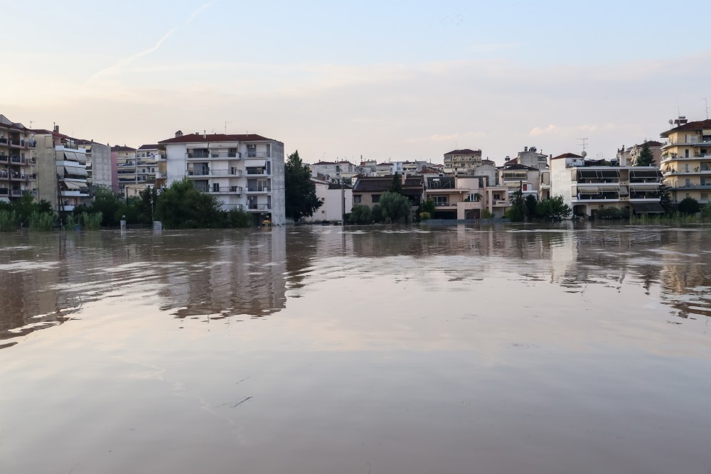 Κακοκαιρία: ώρες αγωνίας στη Λάρισα - Απειλεί ο Πηνειός - Συνεχείς εκκενώσεις