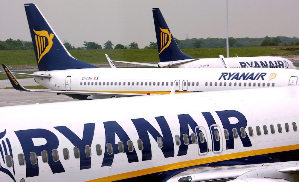 Βρυξέλλες - Ryanair: «καλωσόρισμα» με τάρτα στον διευθύνοντα σύμβουλο της εταιρείας από ακτιβιστές