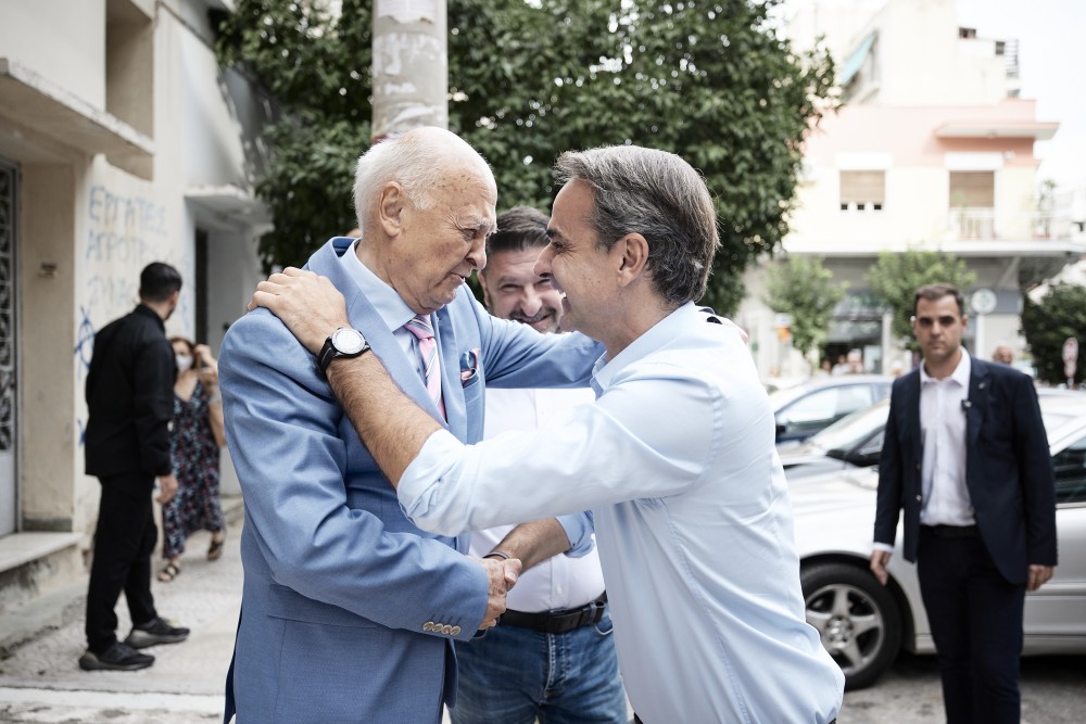 Συγκινημένος ο πατέρας του Χαρδαλιά: υποδέχτηκε τον Μητσοτάκη με δάκρυα στα μάτια (φωτό)