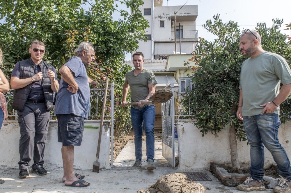 Ο Κασσελάκης (ήρεμα) φτυαρίζει λάσπη