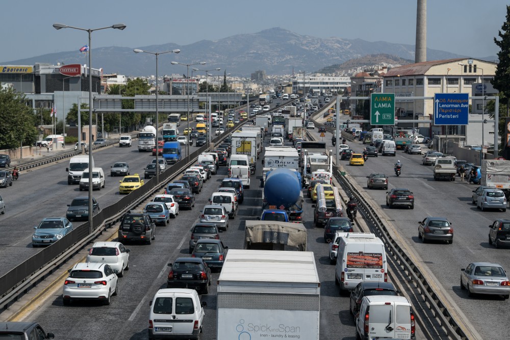 Περιπολίες και μόνιμα γερανοφόρα για την αποσυμφόρηση του Κηφισού