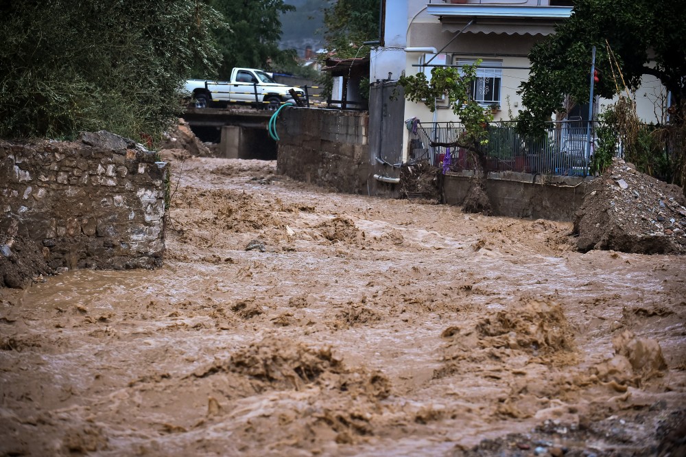 Κακοκαιρία: νέο 112 στον Βόλο για απαγόρευση κυκλοφορίας - Εκατοντάδες απεγκλωβισμοί