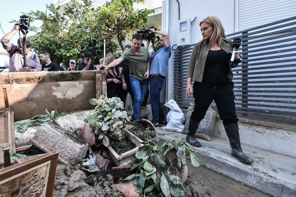 O ΣΥΡΙΖΑ, η εκλογική συντριβή και οι… γαλότσες του Κασσελάκη