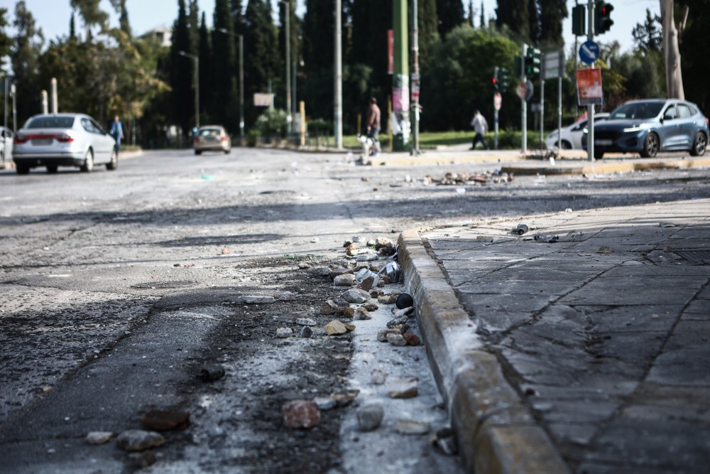 Άγριες συμπλοκές κουκουλοφόρων και ΜΑΤ έξω από την Πανεπιστημιούπολη - Τραυματίστηκαν δύο αστυνομικοί