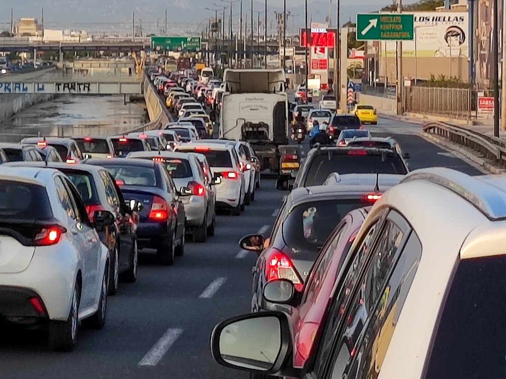 Η έξοδος των Αθηναίων: πάνω από 22.000 αυτοκίνητα πέρασαν τα διόδια της Κορίνθου