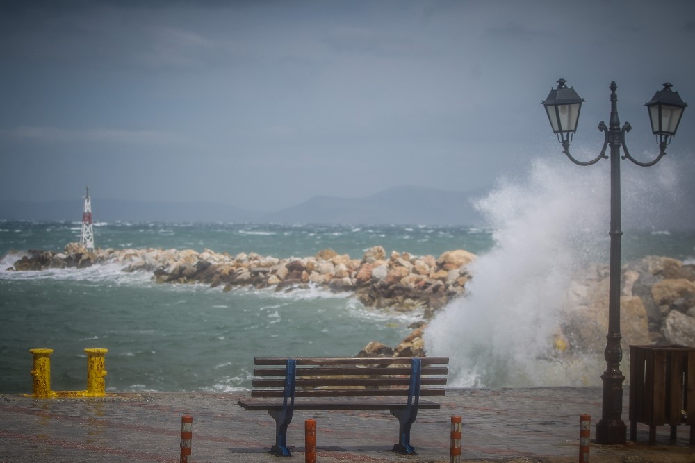 Δεμένα παραμένουν τα πλοία σε Πειραιά, Ραφήνα και Λαύριο λόγω των ισχυρών ανέμων