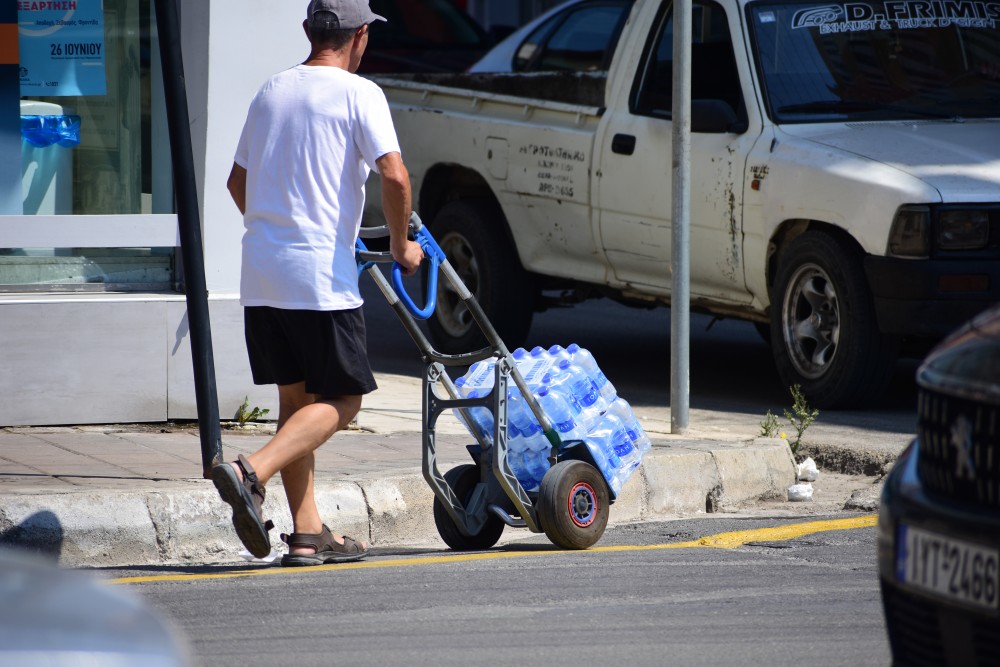 Χιλιάδες μικροσκοπικά κομμάτια πλαστικού στο εμφιαλωμένο νερό - Οι επιπτώσεις στην υγεία