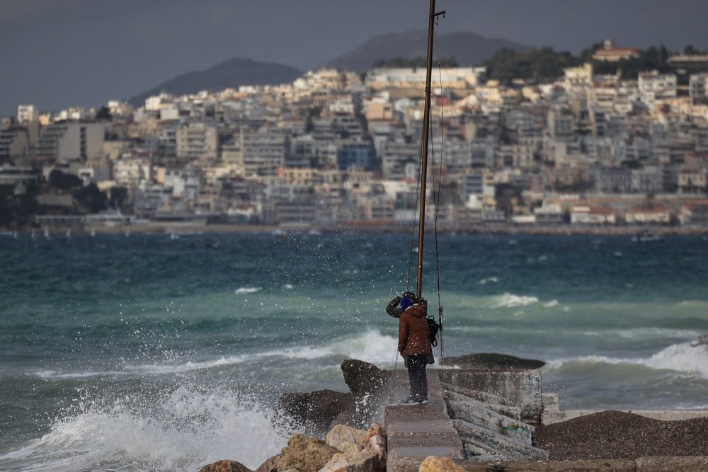 Δρομολόγια πλοίων: Λύνουν κάβους από Πειραιά - Πού παραμένουν οι απαγορεύσεις