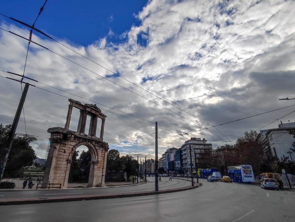 Ανεβαίνει και σήμερα η θερμοκρασία - Αλλάζει ο καιρός από το Σάββατο