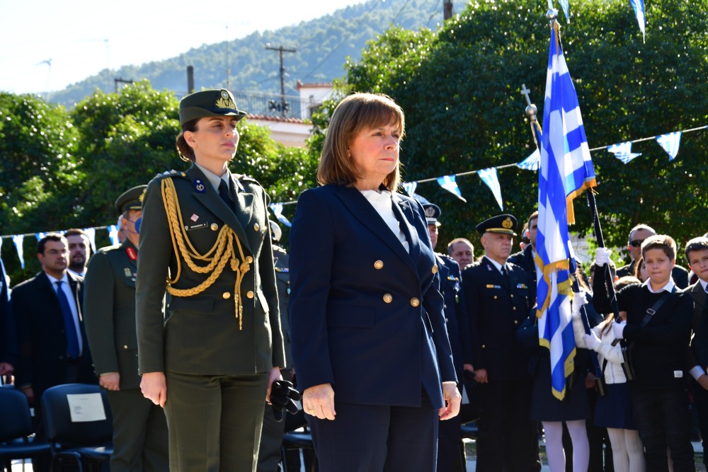 H Κατερίνα Σακελλαροπούλου ολοκλήρωσε την επίσκεψή της στην Κάρπαθο για τους εορτασμούς της 80ής επετείου