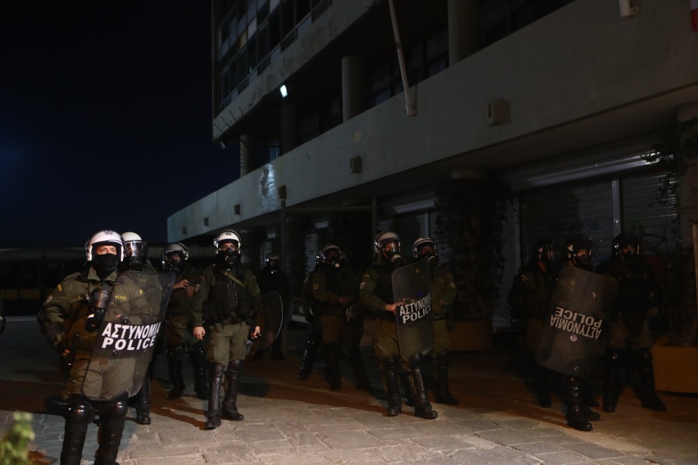 Επέμβαση των ΜΑΤ στη Νομική του ΑΠΘ για να λήξει η κατάληψη