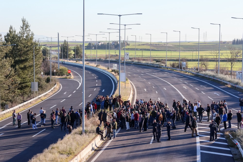 Μπλόκα αγροτών σε εθνικές και επαρχιακές οδούς - «Ναι» στον διάλογο από την κυβέρνηση