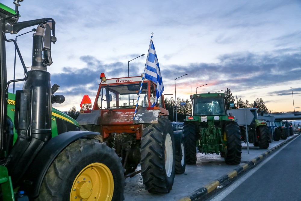 Εγκλωβισμένοι εκατοντάδες οδηγοί λόγω των αγροτικών κινητοποιήσεων στον κόμβο του Μπράλου